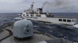 Tàu công vụ Indonesia xua đuổi tàu Hải cảnh Trung Quốc trong vùng đặc quyền kinh tế Indonesia ở phía Bắc quần đảo Natuna tháng 1/2020 (Ảnh Reuters).