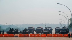 Quân đội Myanmar phong tỏa trụ sở Quốc hội hôm 2/2 (Ảnh: AP).