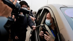 Các phóng viên tiếp cận, phỏng vấn nhanh ông Peter Daszak (Ảnh: Reuters).