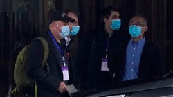 Ông Ken Maeda (phải) cùng các thành viên trong nhóm chuyên gia quốc tế của WHO ở Vũ Hán (Ảnh: komonews).