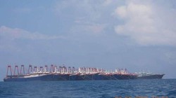 Một tốp tàu cá vỏ sắt của Trung Quốc đang neo đậu ở gần bãi Ba Đầu (Ảnh: Đông Phương).