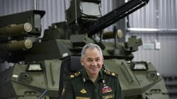 Bộ trưởng Quốc phòng Nga Sergei Shoigu thị sát công ty nghiên cứu chế tạo robot chiến đấu (Ảnh: TASS).