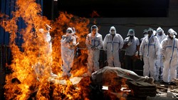 Do số người chết vì COVID-19 tăng nhanh nên các lò hỏa thiêu đều quá tải (Ảnh: Reuters)