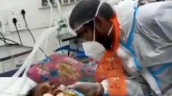 Bệnh nhân COVID-19 nặng bị ép uống nước tiểu bò để chữa bệnh (Ảnh: ETtoday).