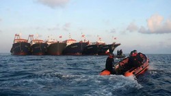 Tàu cảnh sát biển Philippines tập trận đến sát các tàu dân quân biển Trung Quốc (Ảnh: AP).