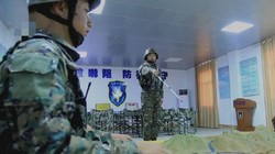 Lính PLA diễn tập đánh chiếm Đài Loan trên sa bàn (Ảnh: Đa Chiều).