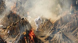 Cacs giàn thiêu chật kín trong lò hỏa táng nơi Jyot điều hành (Ảnh: Đa Chiều).