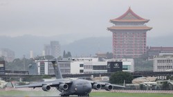 Lần đầu tiên máy bay quân sự của Mỹ hạ cánh xuống Đài Loan (Ảnh: AP).