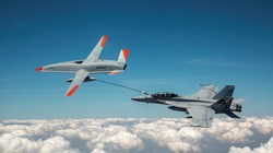 Chiếc UAV MQ-25A đang thực hiện tiếp dầu trên không cho chiếc FA/18F (Ảnh: Boeing).