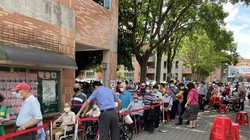 Người già ở Đài Bắc xếp hàng chờ tiêm vaccine (Ảnh: UDN).