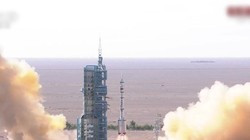 Tàu Thần Châu nằm trên phần đầu của tên lửa mang Trường Chinh 2 rời bệ phóng (Ảnh: Đông Phương).