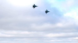 Tàu chiến và máy bay Nga tập trận trên Biển Đen (Ảnh: Sohu).