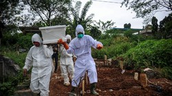 Làn sóng dịch do chủng đột biến Delta gây ra đang càn quét Indonesia khiến số người nhiễm đã vượt mốc 2 triệu, mỗi ngày có thêm hơn 10 ngàn người mới nhiễm, mấy trăm người chết (Ảnh: Reuters).