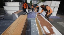 Công nhân đóng quan tài làm việc ngày đêm bởi số ca tử vong vì COVID-19 đã đạt mức kỷ lục 539 người vào ngày 2/7 (Ảnh: Reuters).