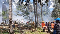 Các nhân viên cứu hộ tìm kiếm, cứu chữa các nạn nhân (Ảnh: AP).