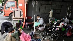 Do các bệnh viện quá tải, người bệnh phải nằm, ngồi trong các căn lều tạm (Ảnh: storm).