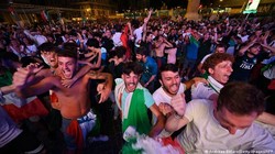 Tại một điểm xem công cộng ở Rome, người dân cổ vũ cho đội tuyển Italy, tình hình lây nhiễm COVID-19 trong trận đấu Italy-Tây Ban Nha vẫn chưa được biết (Ảnh: Deutsche Welle)