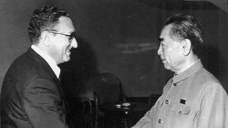 Cái bắt tay lịch sử giữa Kissinger và Chu Ân Lai ngày 9/7/1971 (Ảnh: jielishi)