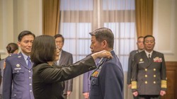 Bà Thái Anh Văn gắn quân hàm cho Trương Triết Bình khi ông ta được bổ nhiệm Tư lệnh Không quân năm 2018 (Ảnh: Dwnews).