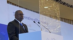 Ông Austin phát biểu tại diễn đàn do IISS tổ chức,, mạnh mẽ bác bỏ các yêu sách của Trung Quốc đối với Biển Đông (Ảnh: Dwnews).