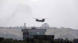 Hình ảnh Sài Gòn tháng 4/1975 đang tái hiện ở Kabul sáng 15/8: trực thăng Chinook đỗ xuống nóc Đại sứ quán Mỹ di tản nhân viên (Ảnh: AP).