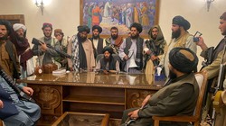 Binh lính Taliban trong Phòng Tổng thống tại thủ đô Kabul chiều 15/8 (Ảnh: AP).