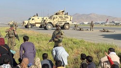 Quân đội Mỹ triển khai ở sân bay Kabul ngăn cản những người Afghanistan tràn vào đường băng, bảo vệ việc triệt thoái kiều dân và những người đã làm việc cho Mỹ (Ảnh: AP)