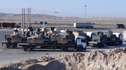 Đoàn xe tải chở các xe quân sự của Mỹ trên quốc lộ Iran (Ảnh: Đông Phương).