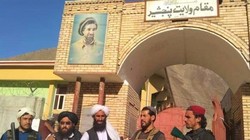 Lính Taliban chụp ảnh trước dinh tỉnh trưởng Panjshir (Ảnh: AlJazeera ).