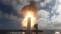 Khoảnh khắc tên lửa SM-6 rời bệ phóng (Ảnh: USNavy).