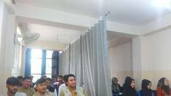 Lớp học tại Đại học Avicenna ở Kabul, nam nữ sinh viên ngồi riêng biệt, có rèm che ở giữa (Ảnh: Dwnews).