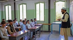  Ngày 18/9, học sinh từ lớp 7 đến 12 ở Afghanistan được đến trường, nhưng chỉ các học sinh nam, nữ không được nhắc đến (Ảnh: Getty).