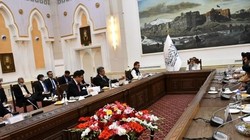 Đặc phái viên Trung Quốc, Nga và Pakistan (bên trái) gặp gỡ Quyền Thủ tướng Taliban Hasan Akhund (giữa) và các quan chức chính quyền Taliban (Ảnh: Đông Phương)