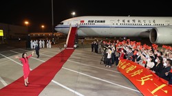  Bà Mạnh Vãn Chu về Trung Quốc hôm 25/9 trên chuyên cơ và đón bằng thảm đỏ (Ảnh: Xinhua).
