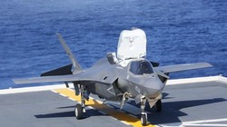Máy bang tiêm kích tàng hình F-35B hạ cánh thành công trên tàu Izumo (Ảnh: Đông Phương).