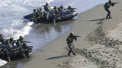  Lính Mỹ giúp huấn luyện Thủy quân lục chiến Đài Loan sử dụng xuồng tấn công đổ bộ (Ảnh: Sunnews).