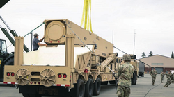 Đơn vị pháo binh Lục quân Mỹ tiếp nhận thiết bị tên lửa siêu thanh Dark Eagle (Ảnh: 163.com).