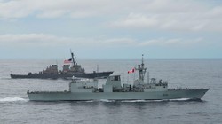 Hai tàu chiến của Mỹ và Canada lần đầu tiên phối hợp đi xuyên qua eo biển Đài Loan (Ảnh: Dwnews).