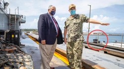 Bộ trưởng Hải quân Mỹ Carlos Del Toro hôm 30/10 thị sát Guam, trong vòng đỏ là tàu USS Connecticut đậu ở cầu tàu gần đó (Ảnh: Đông Phương).