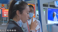 Khách tham quan Hội chợ Y tế Hải Nam trải nghiệm hít vaccine Convidecia tại chỗ (Ảnh: CCTV).