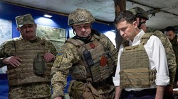 Tổng thống Ukraine Zalensky thị sát biên giới phía Đông giáp với Nga (Ảnh: AP).