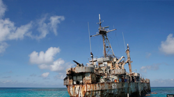 Chiếc Sierra Madre, nơi đồn trú của binh lính Philippines trên Bãi Cỏ Mây (Ảnh: Reuters).