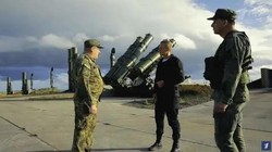 Đài Truyền hình Nga lần đầu tiên công khai hình ảnh trận địa tên lửa đánh chặn S-300V4 trên đảo Kunashir đang tranh chấp với Nhật (Ảnh: QQ).