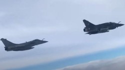 Hai máy bay chiến đấu của Pháp bị máy bay Nga áp sát trên bầu trời Hắc Hải hôm 8/12 (Ảnh: Đông Phương).