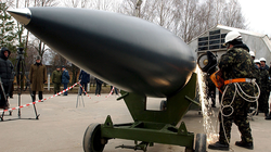 Ukraine tự phá hủy các tên lửa liên lục địa dưới sự giám sát của các chuyên gia Mỹ (Ảnh: Sohu).