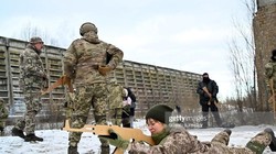 Phụ nữ Ukraine tham gia huấn luyện quân sự (Ảnh: Getty).