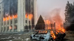 Trụ sở chính quyền và xe cảnh sát bị đốt ở thành phố Almaty (Ảnh: Đông Phương).