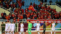 Đội tuyển Trung Quốc thất thểu rời sân sau khi thảm bại (Ảnh: Sohu).