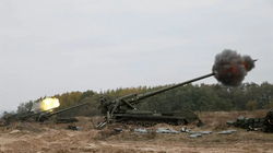 Theo truyền thông phương Tây, Nga đã triển khai loại pháo tự hành 2S7 Pion có thể bắn đạn hạt nhân tới biên giới đối diện Khackov (Ảnh: Chinatimes). 