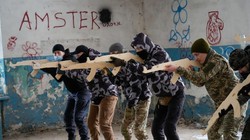 Tổng thống Ukraine đã kí lệnh gọi nhập ngũ hàng trăm ngàn lính dự bị tuổi từ 18 đến 60 (Ảnh: AP).